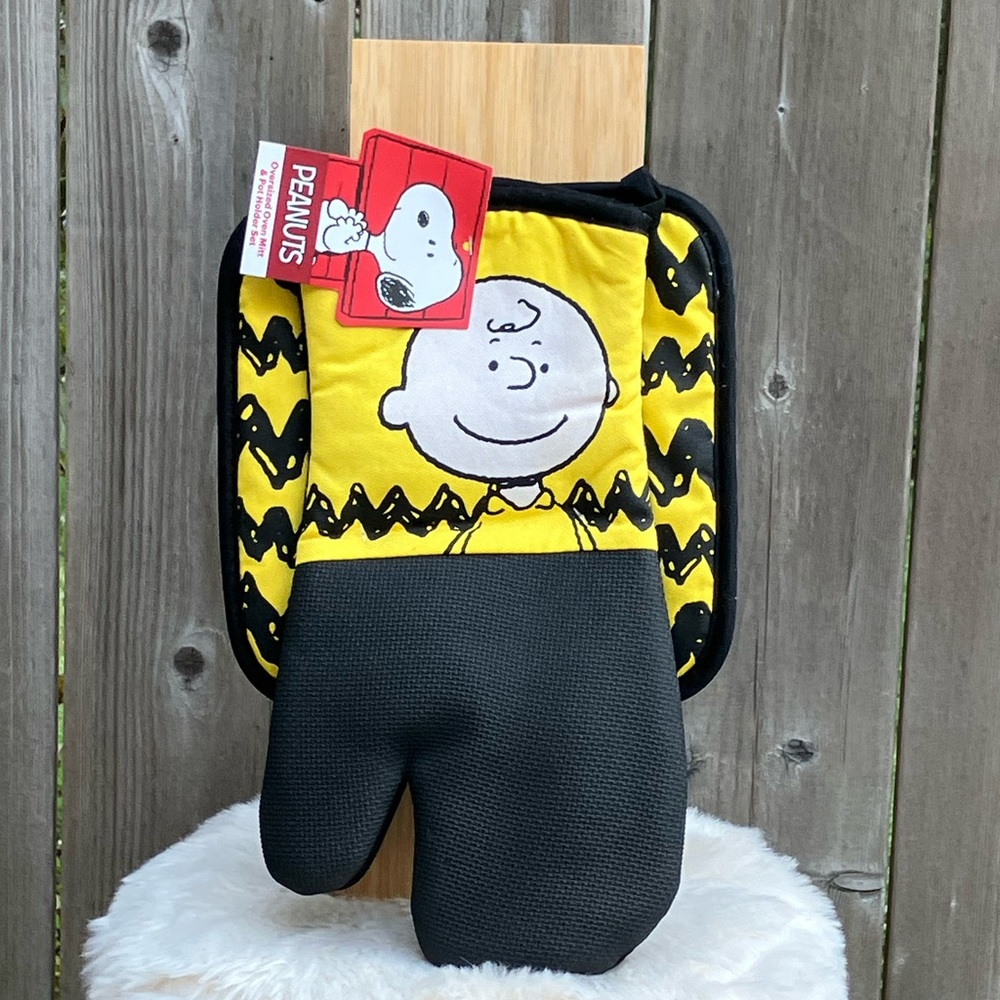 Peanuts Charlie Brown Oversized Oven Mitt & Pot Holder Set